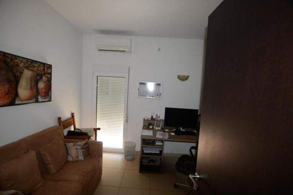 Freistehende Villa mit drei Schlafzimmern und Gästeapartment, Olivenhain und Pool