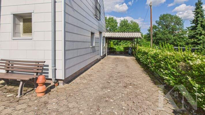 Auffahrt zum Carport