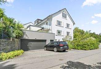 Ost- Ansicht mit Doppelgarage, Fahrradraum, Eingang und Terasse FeWo