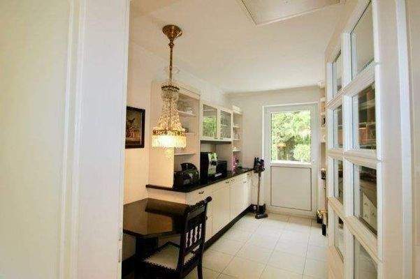 Küche mit Tür zum Patio