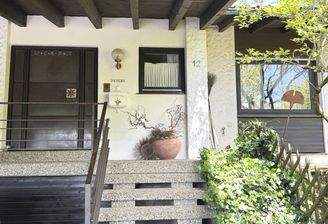 ...zum Hauseingang - Überdachte Einfahrt mit Stellplatz