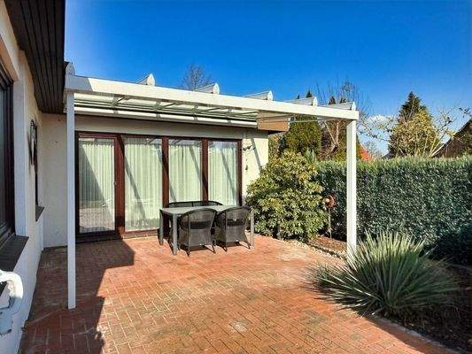 Terrasse mit Glasdach und elektrischer Markise