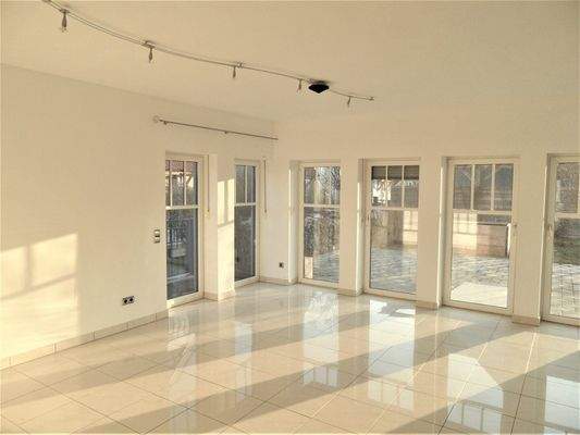 Wohnbereich mit Blick zum Terrassenausgang