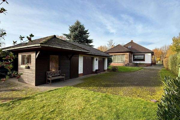 Gartenschuppen, Garagen und Wohnhaus