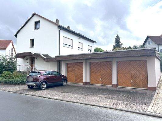 3 Familien mit drei Garagen