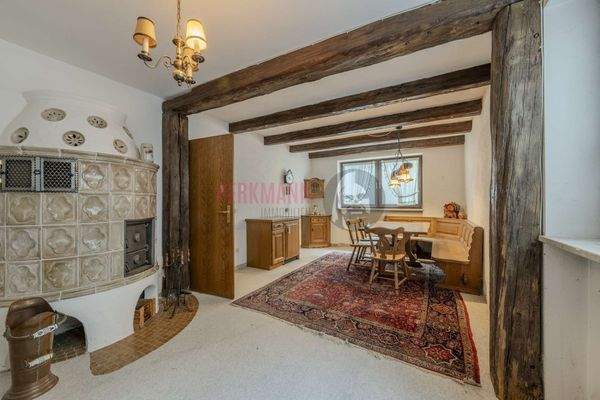 gemütlicher Hobbyraum mit Kachelofen im Keller