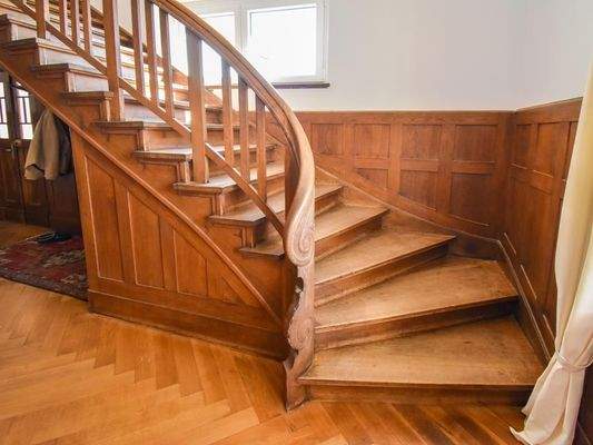 Originale, massive Holztreppe