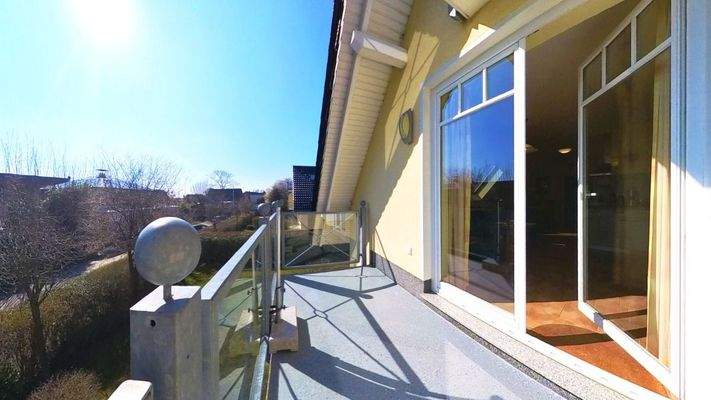 Großer Südbalkon mit Zugang vom Wohnzimmer