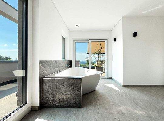 Whirlpool Badewanne im Schlafzimmer