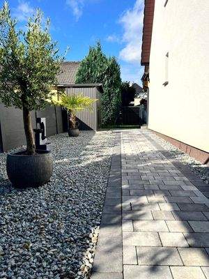 gemütlicher Vorgarten zum Entspannen