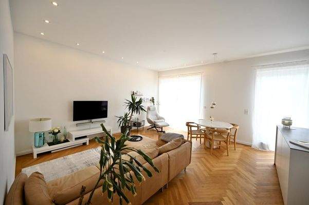 Bodentiefe Fensterfront bietet tolles Ambiente