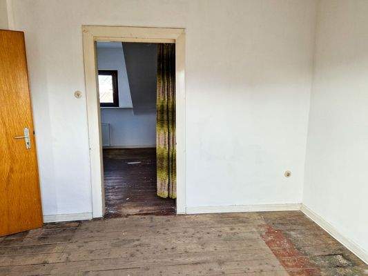 Durchgang zum zweiten Zimmer zur Straße