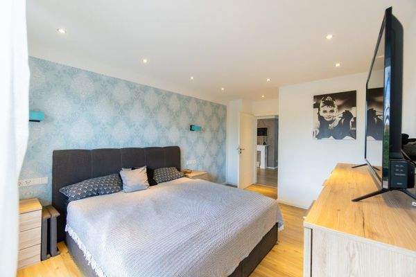 7 EG Schlafzimmer mit begehbarem Kleiderschrank (2