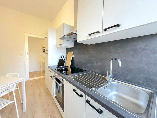 Moderne Küche mit Esstisch