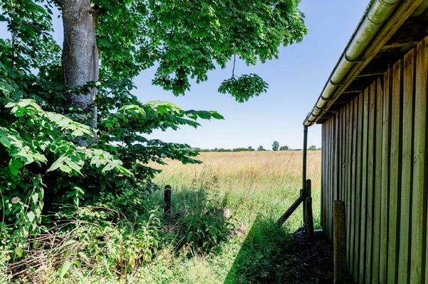 13 Garten mit Nebengebäude