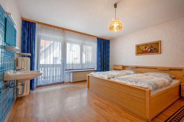 Schlafzimmer mit praktischem Waschbecken