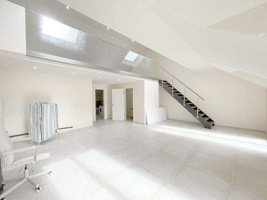 Weitere Ansicht des loftartigen Wohnbereiches