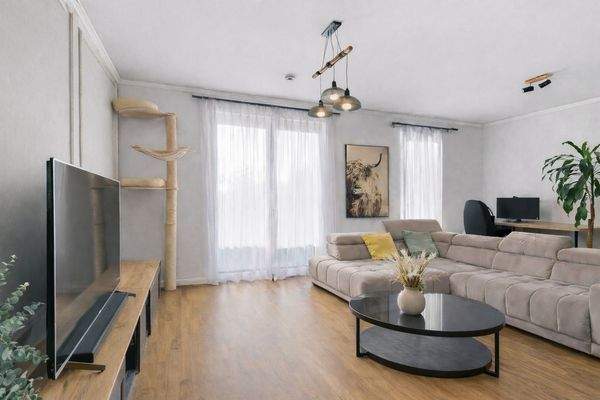 Wohnzimmer mit offener Küche