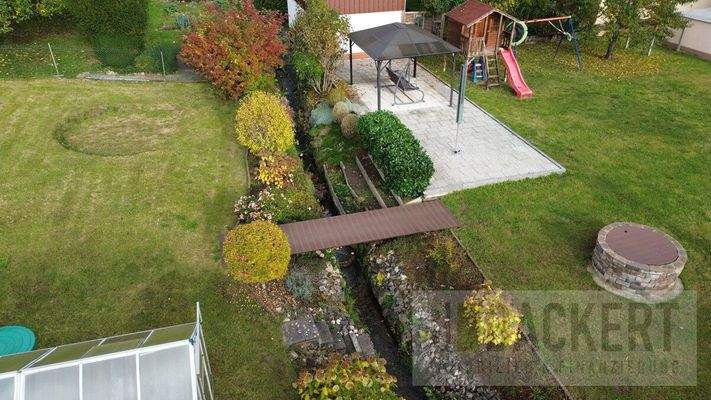 Gartenbereich mit Bachlauf