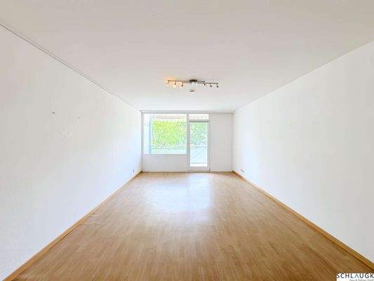 Wohnzimmer mit Balkonzugang