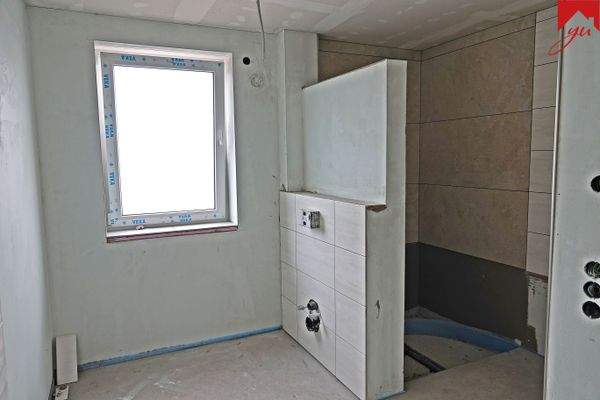 Badezimmer mit ebenerdiger Dusche