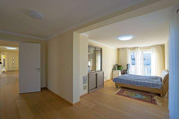 Hauptschlafzimmer mit Schrankraum, Badezimmer und Balkonausgang