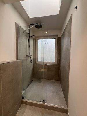 mit gr. Dusche + Oberlicht