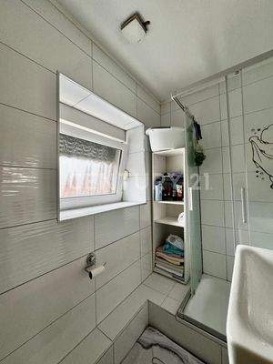 Badezimmer Wohnung rechts