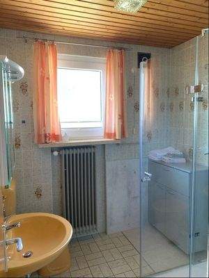 Tageslichtbad mit Dusche im Erdgeschoss