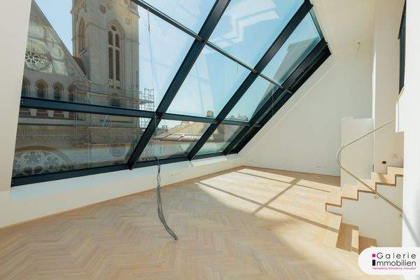 Raumhohe Schrägfenster auf der Wohnebene