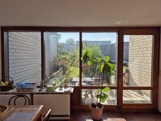 Aussicht auf Terrasse und Garten