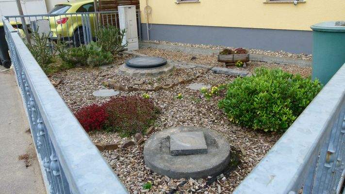 Vollbiologische Kläranlage mit Sicker im Vorgarten