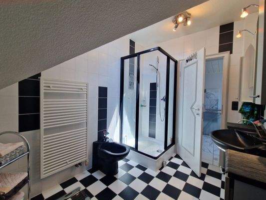 Wohnung 2 - Badezimmer - Dachgeschoß.jpg