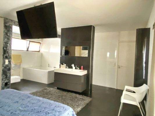 Elternschlafzimmer mit Badebereich