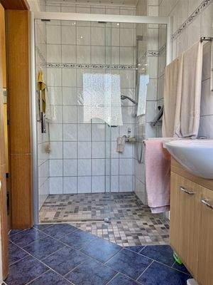 mit bodentiefer Dusche