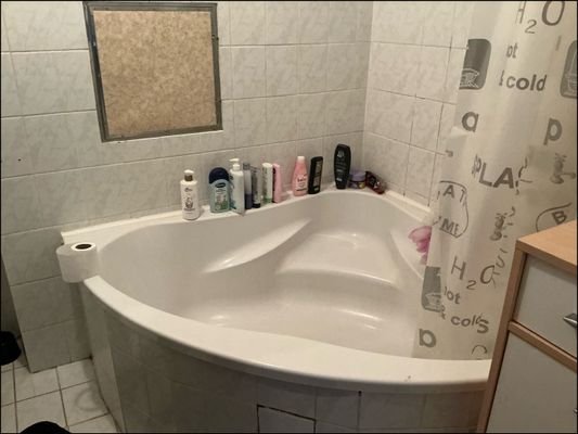 Bad mit Badewanne