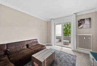 Wohnzimmer mit Balkon