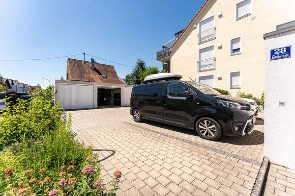 Garage und Stellplatz