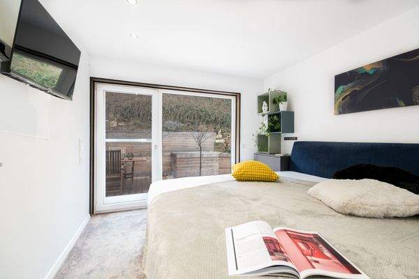 Schlafzimmer mit Zugang zur Terrasse
