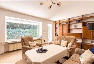 Wohnzimmer mit Zugang zur Terrasse