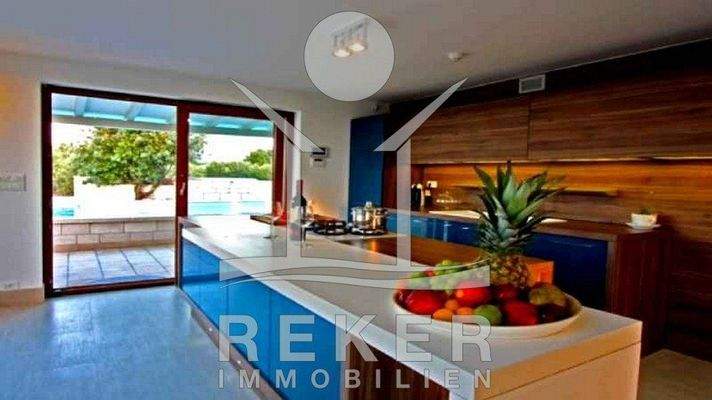 Auch die Küche ist sehr großzügig geplant und verfügt über eine hochwertige Ausstattung