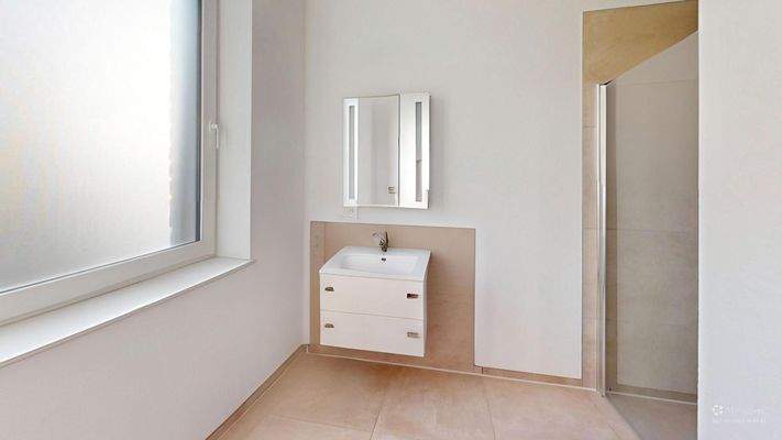 Gästebad mit Dusche im Eingangsbereich