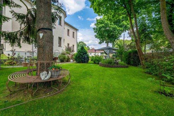 Blick über den parkähnlichen Garten