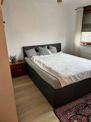 Schlafzimmer mit Möbeln 2. OG