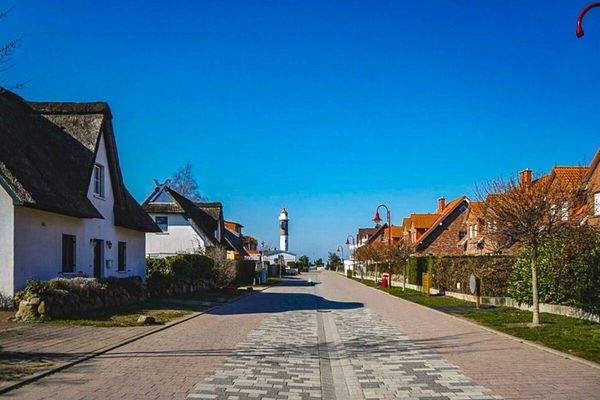 Straße zum Hafen und Strand