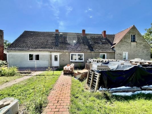 Haus hinten mit Baumaterial