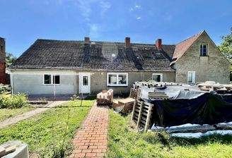 Haus hinten mit Baumaterial