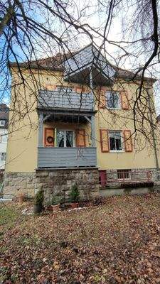 Gelbes Haus mit Balkon