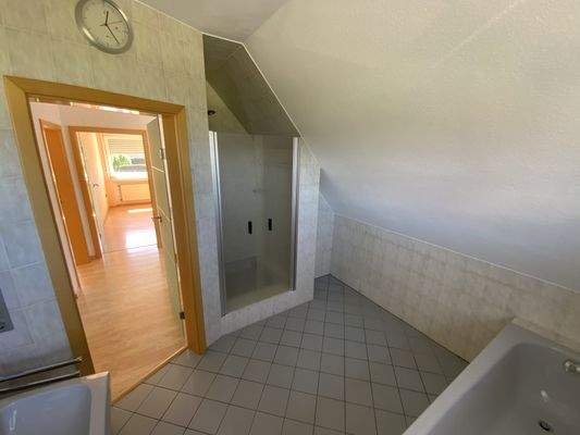 Bad OG mit Blick in den Flur