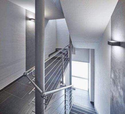 MODERNES TREPPENHAUS MIT AUFZUG (1000kg)